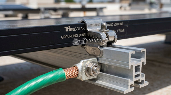 Puesta a Tierra y Equipotencialización en Estructuras Fotovoltaicas: Calibre del Conductor EGC, Clips de Tierra y Criterios de Aprobación UVIE
